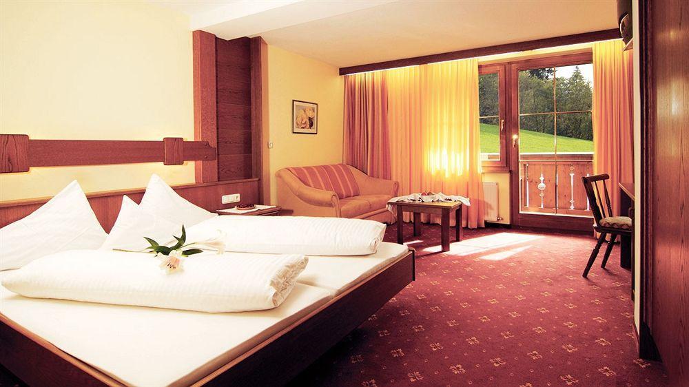 Hotel-Gasthof Zur Schoenen Aussicht Санкт Йохан ин Тирол Екстериор снимка