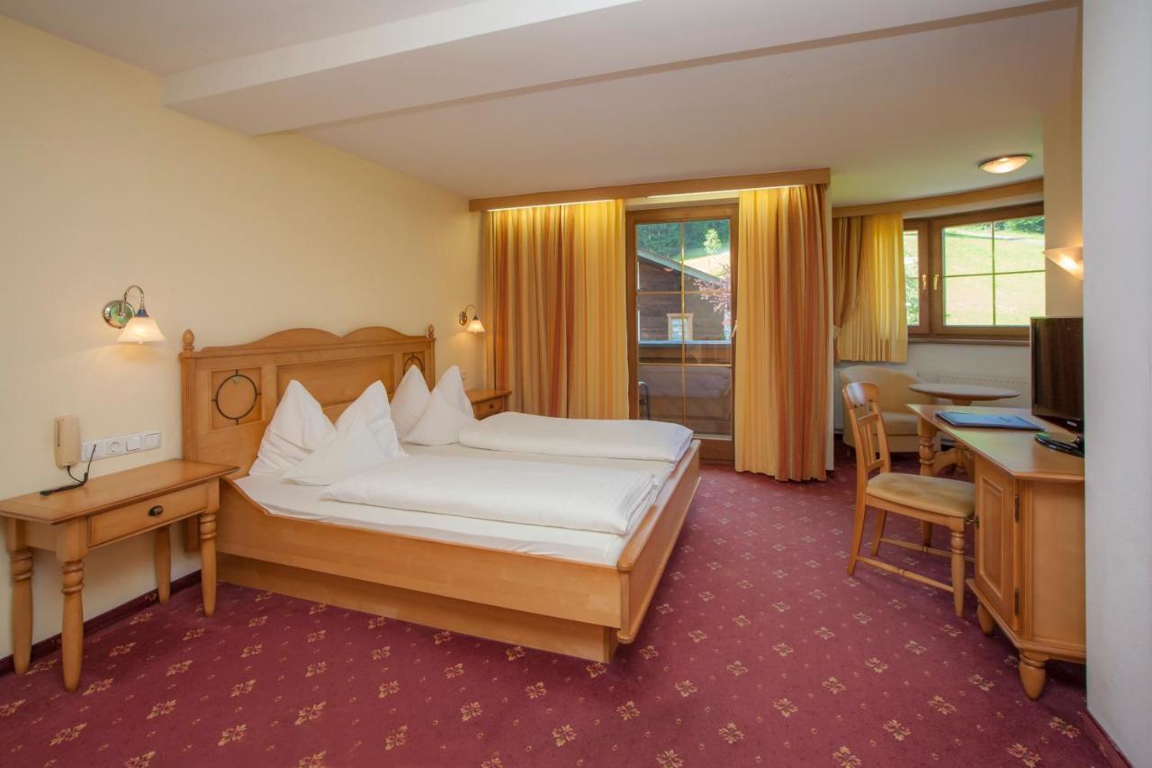 Hotel-Gasthof Zur Schoenen Aussicht Санкт Йохан ин Тирол Стая снимка